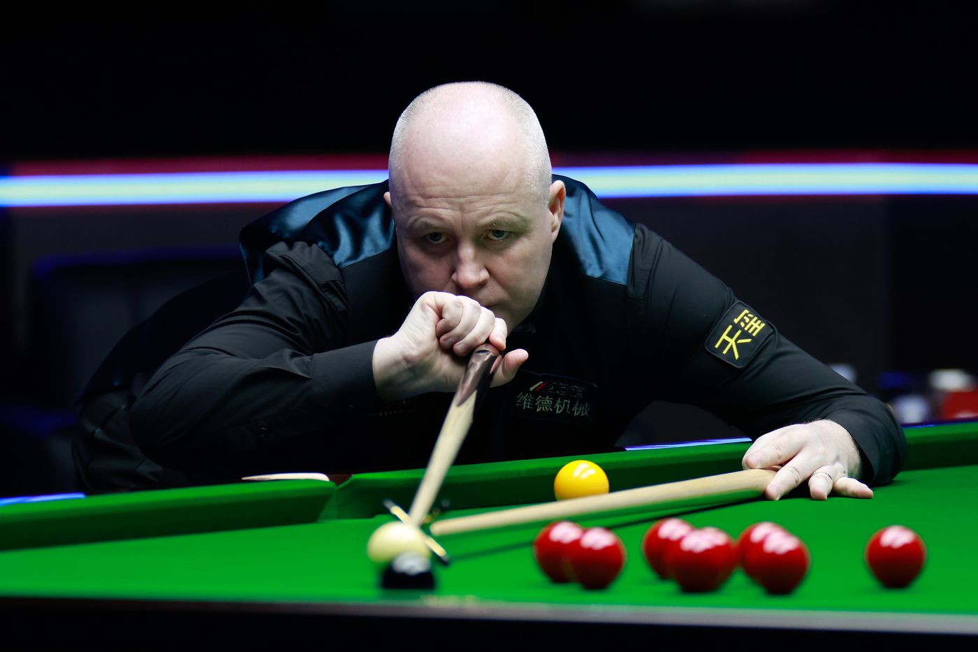 由于脸部受 由于脸部受